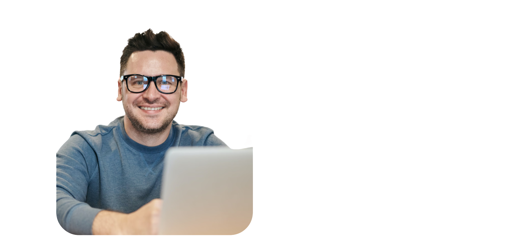 Klantenservicemedewerker met bril achter een laptop